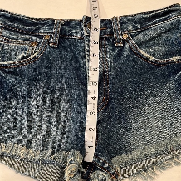 Free People Denim Cut Off Shorts Size 24 Frayed Hem - Picture 4 of 16